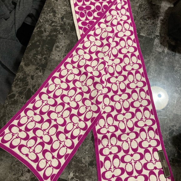 Coach scarf and gloves set - Picture 5 of 5